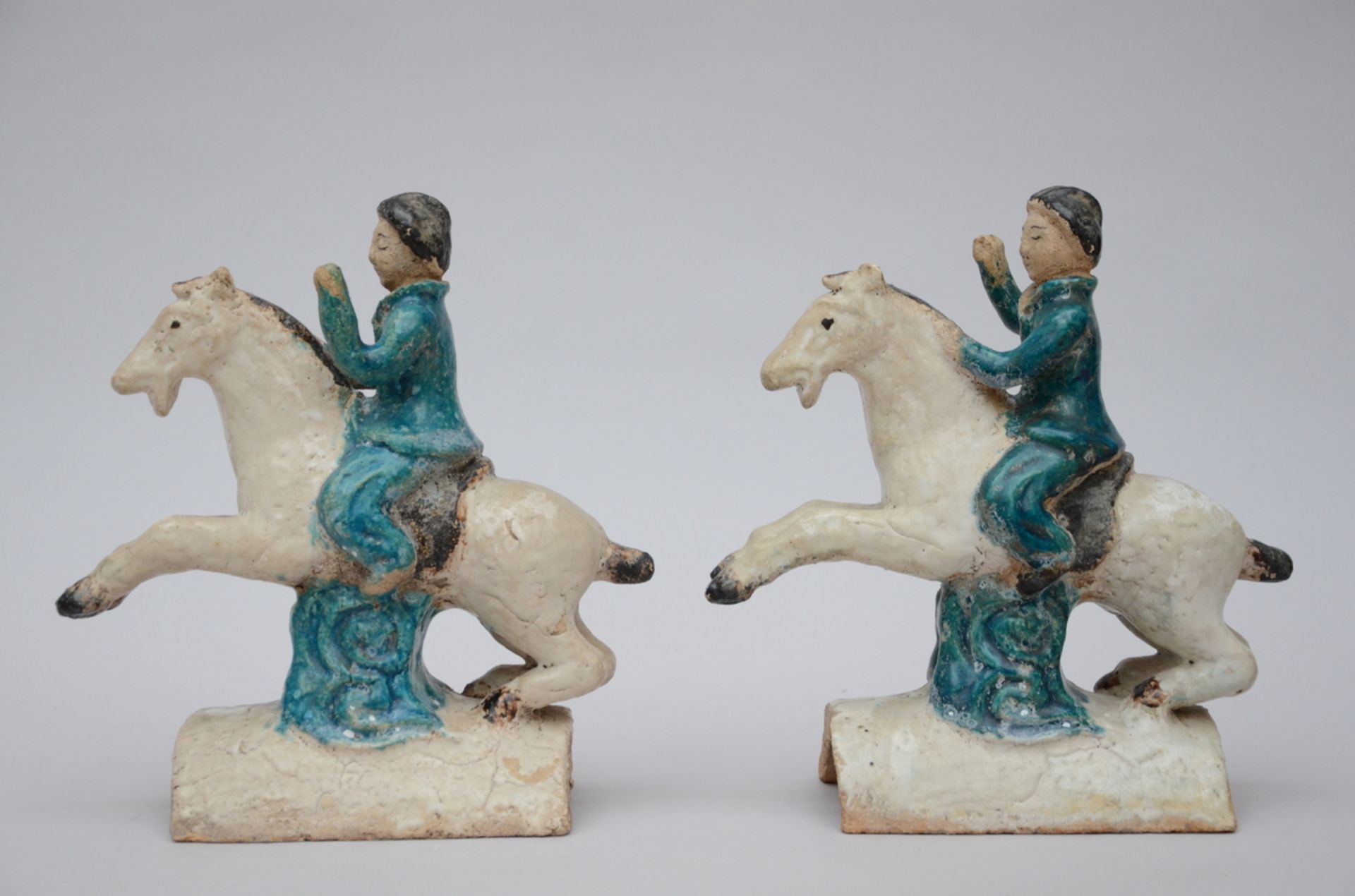A pair of Chinese pottery horsemen, Ming dynasty (29x27x12cm) (*)