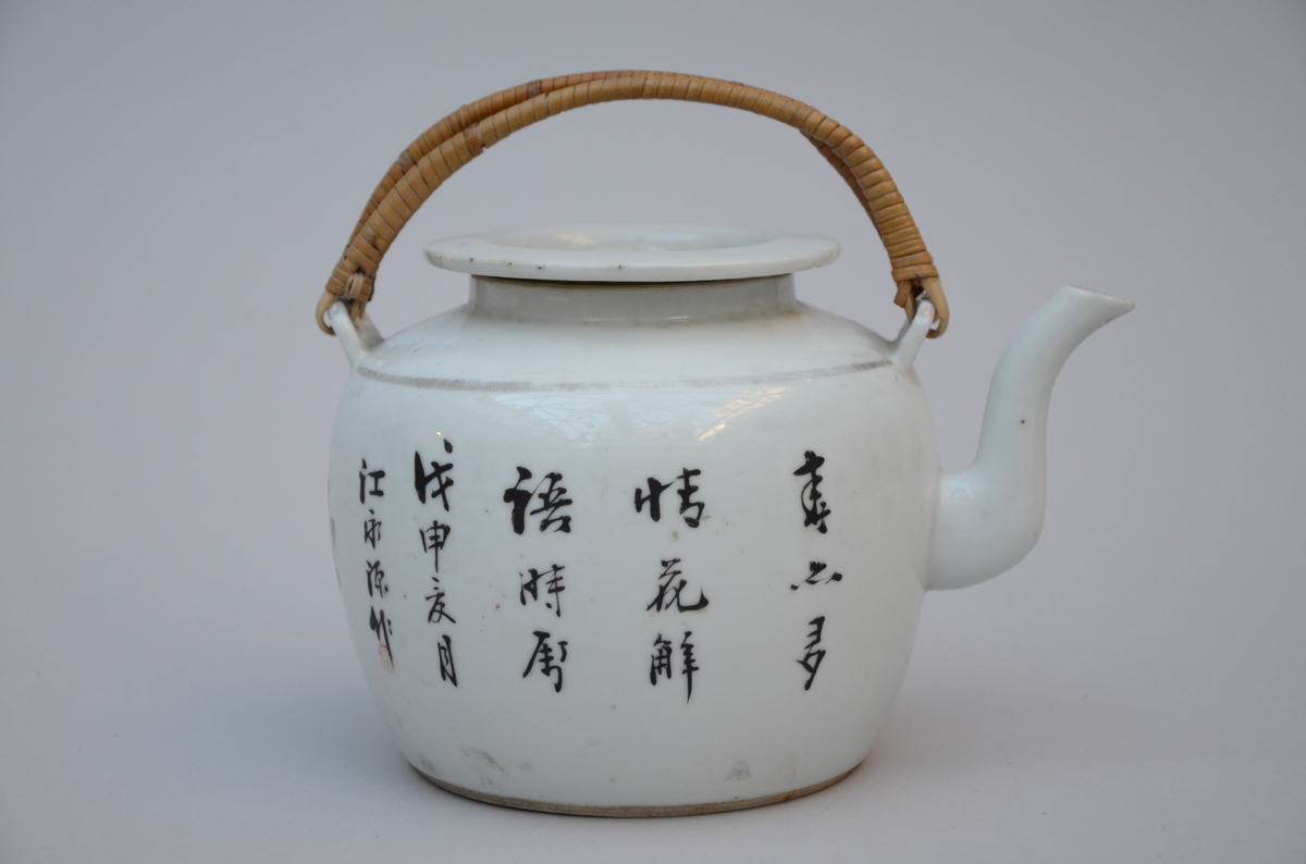 A Chinese porcelain teapot 'decor with bird', signed (h12cm) - Image 2 of 3