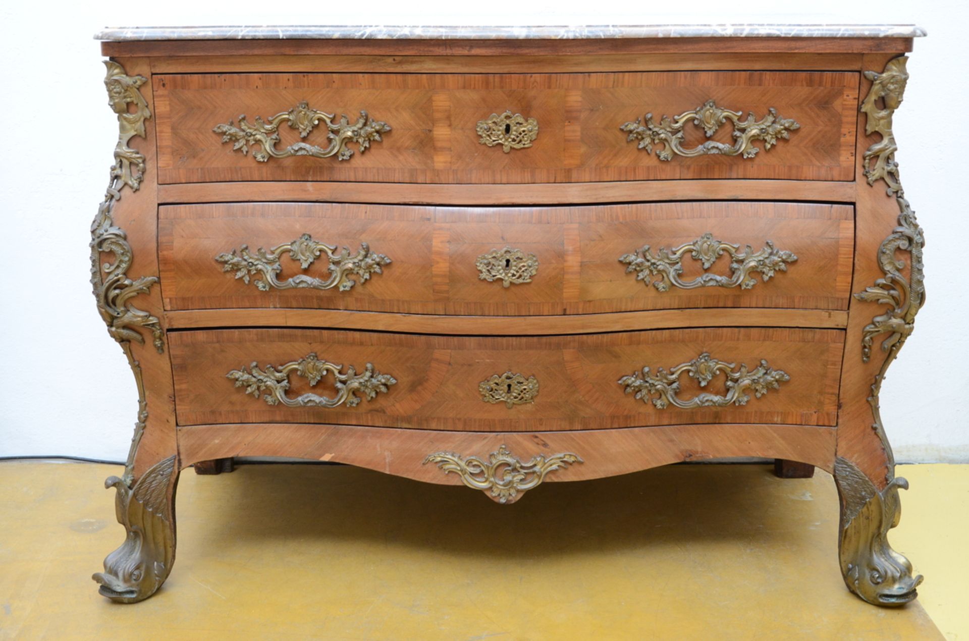 A Louis XV style chest of drawers with a marble top (97x130x64cm) (*)