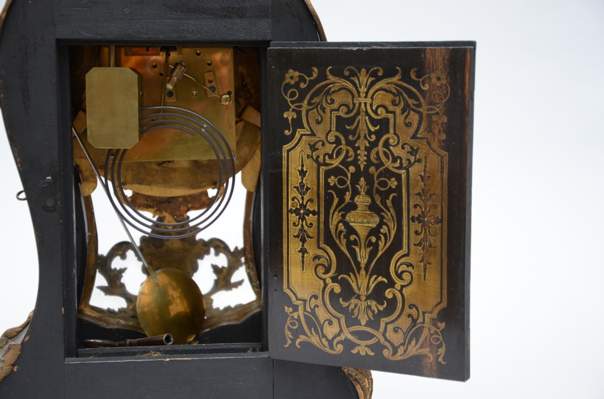 A Napoleon III style cartel clock + a pair of bronze Louis XV style candlesticks (h56cm) (cartel - Image 4 of 4