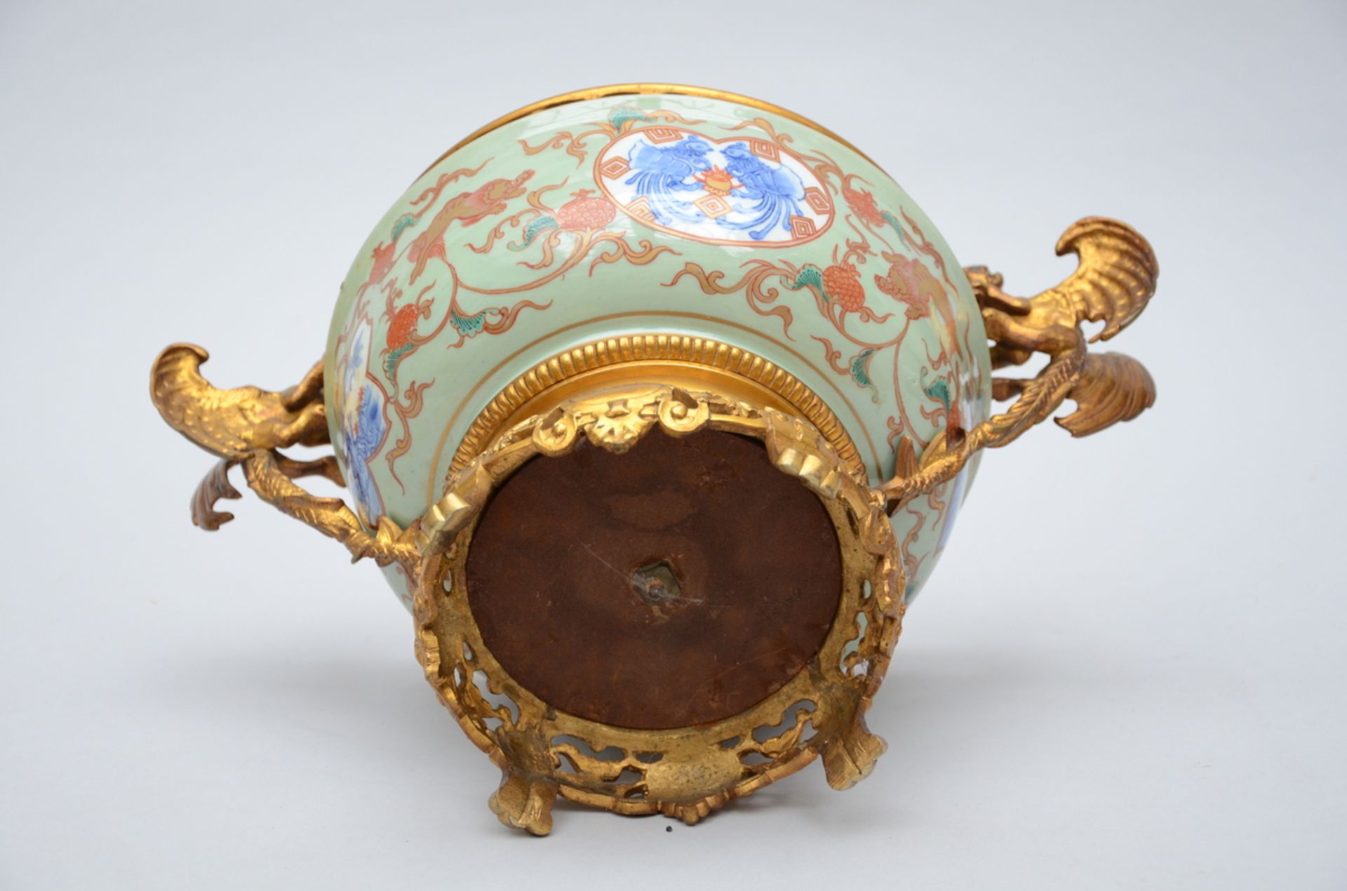 A Japanese celadon bowl with bronze mounts (h26x40cm) - Bild 4 aus 4