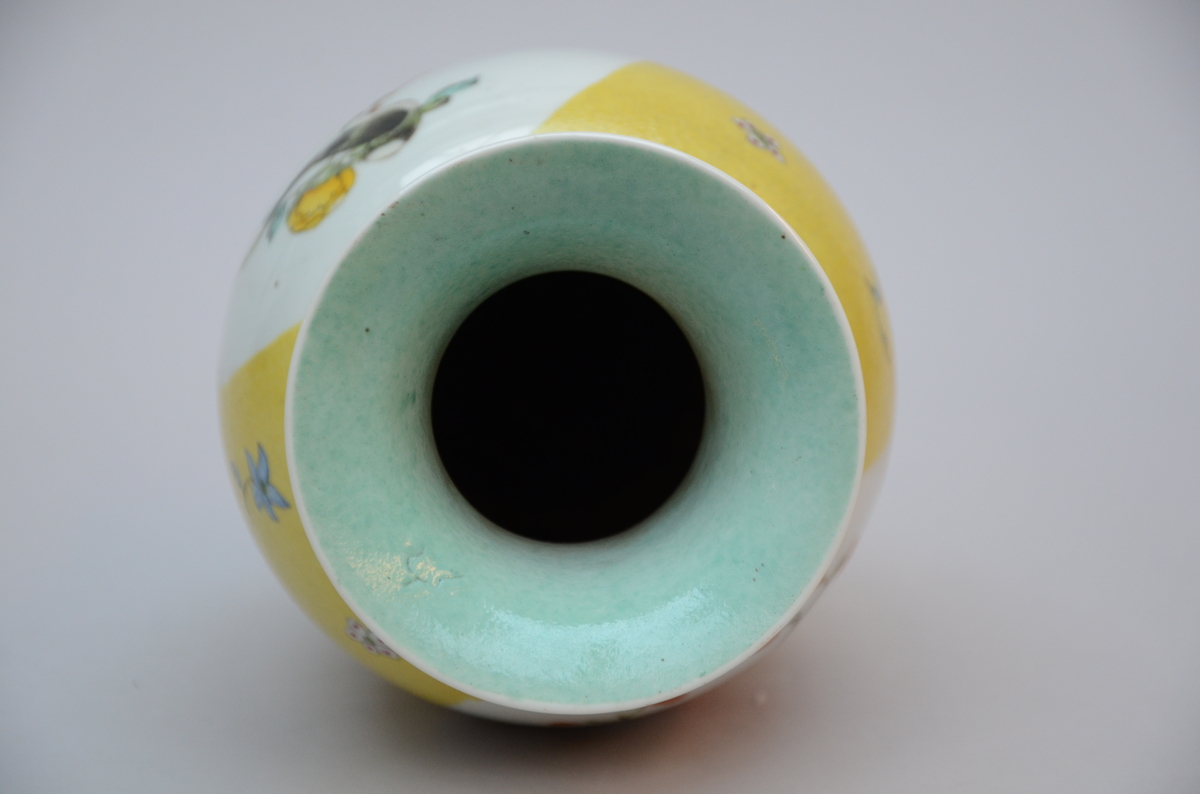 Yellow vase in Chinese famille rose porcelain 'graviata' (H40cm) - Image 3 of 5