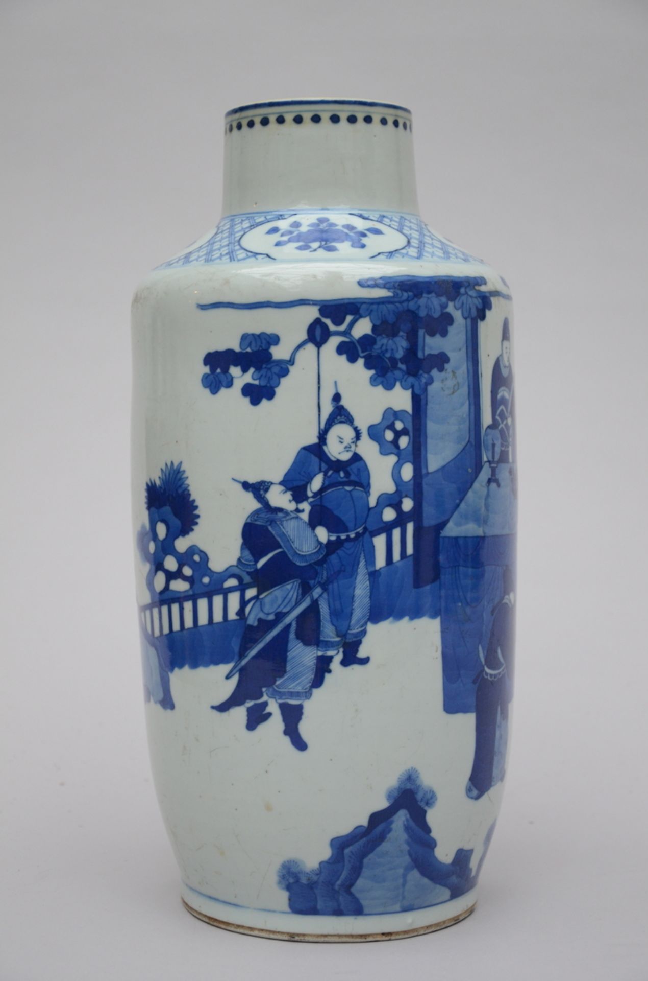 A Chinese blue and white porcelain vase (h39cm) (*)