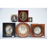 Lot: 6 miniatures 'portraits' (dia 3 to 6 cm)