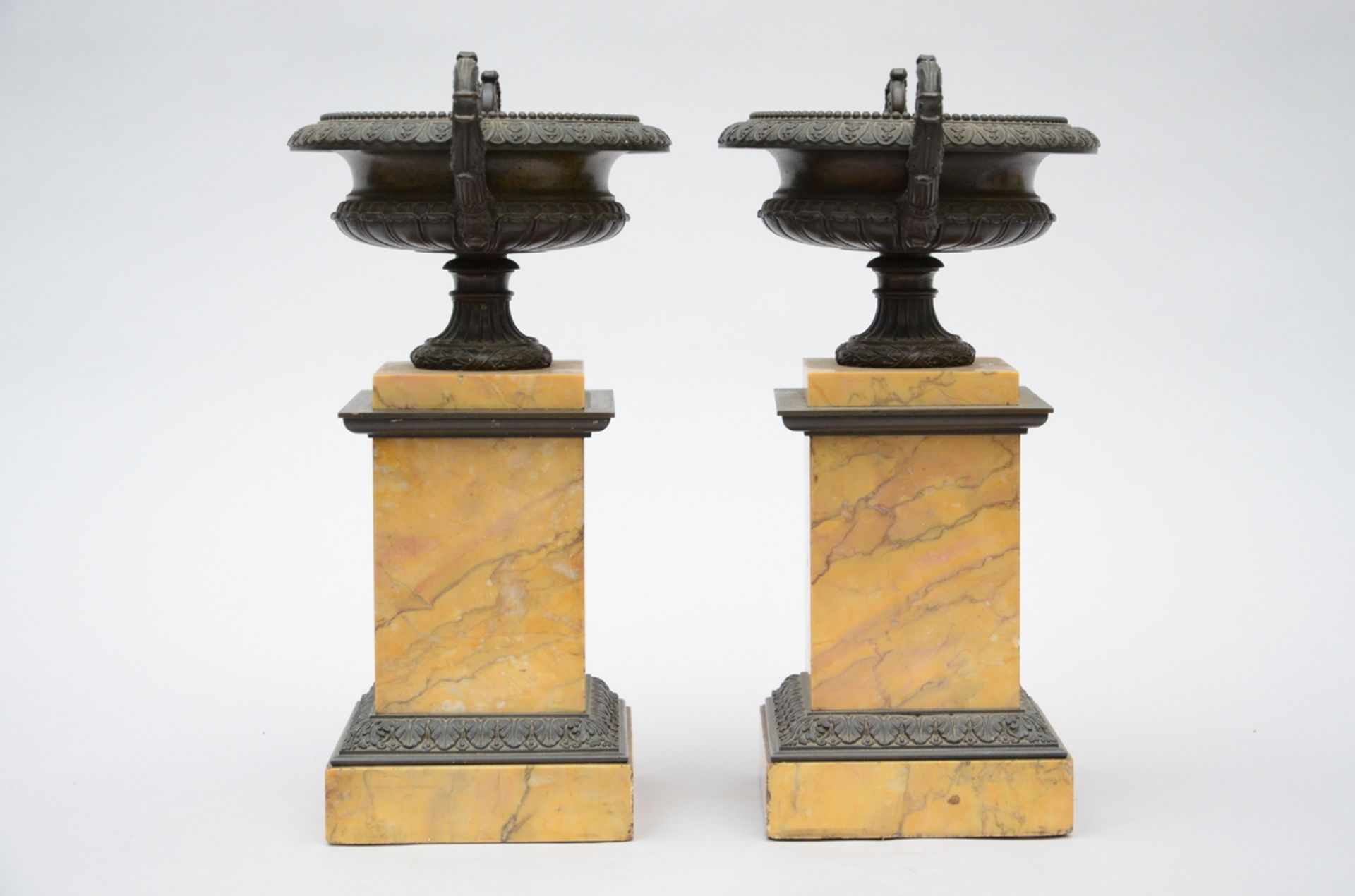A pair of bronze tazzas on a foot in Sienna marble, Charles X (h36cm) - Image 2 of 3