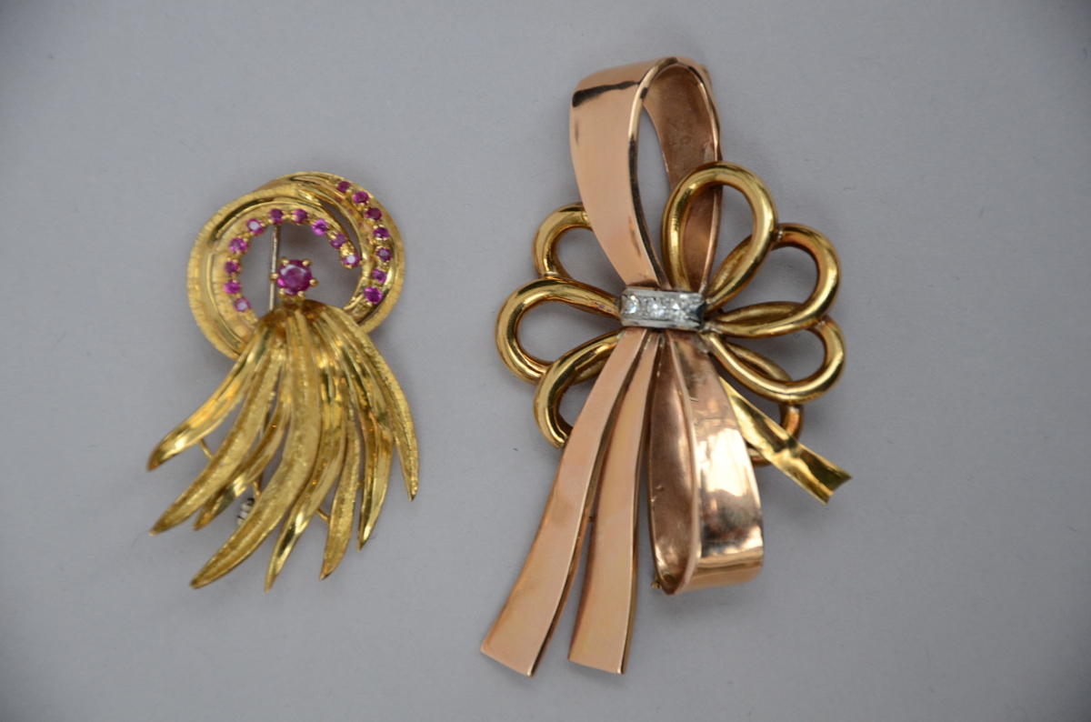 Two golden 18kt brooches (39 grams)