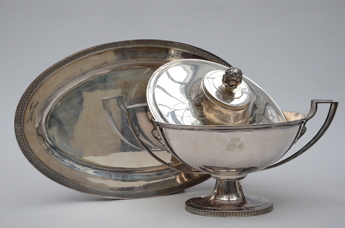 A silver soup tureen with tray (50x33cm) - Bild 3 aus 6