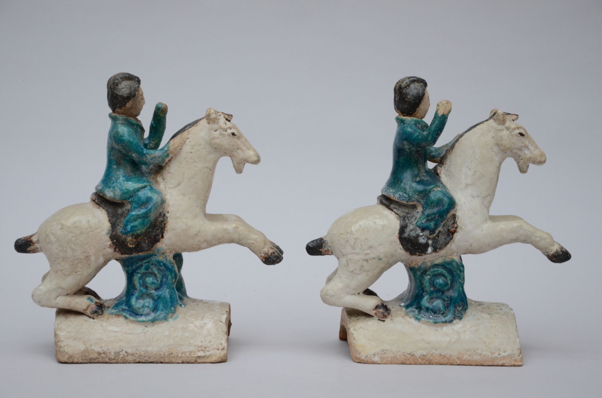 A pair of Chinese pottery horsemen, Ming dynasty (29x27x12cm) (*) - Image 2 of 4