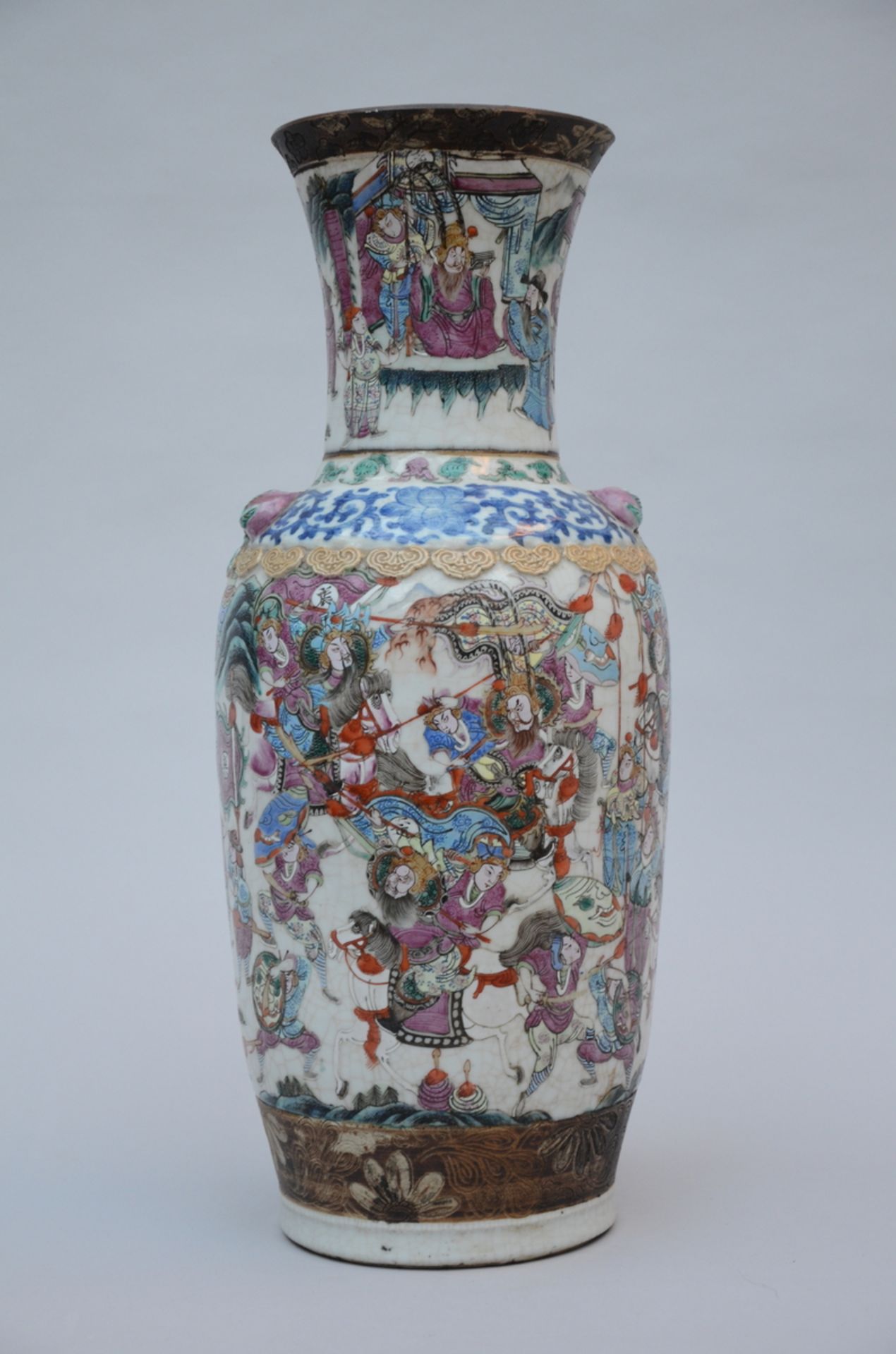 A Chinese vase in Nankin porcelain 'warriors' (h60cm) (*)