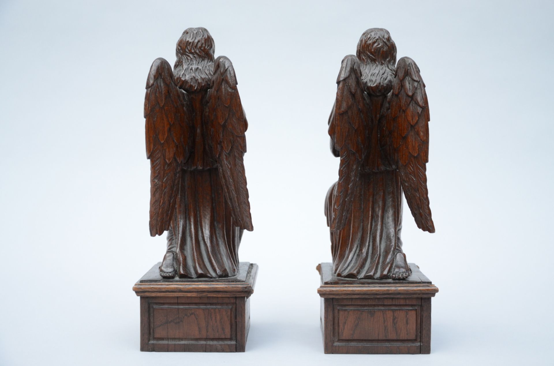 A pair of gothic revival angels in oak (h32cm) (*) - Bild 3 aus 3