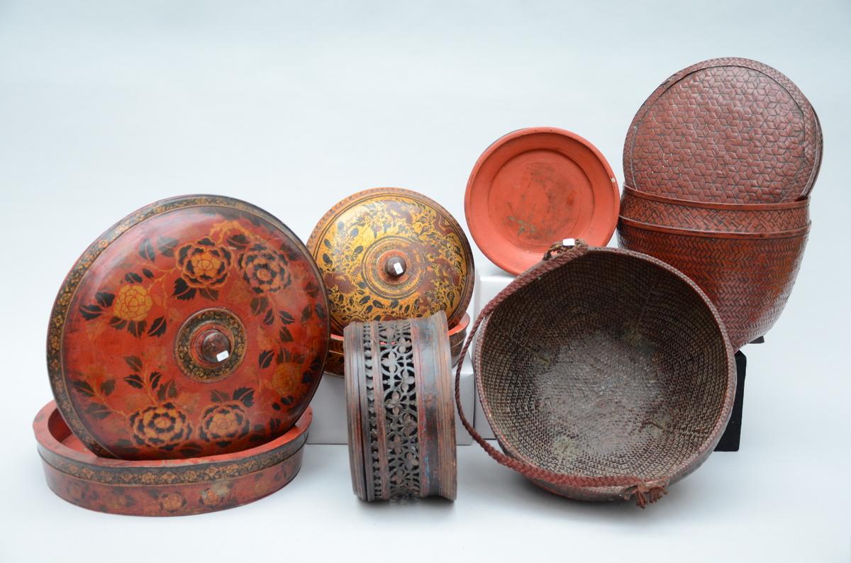 Lot lacquered objects: lidded jar (17x41cm), jar (16x28cm) and 2 baskets (28 and 23cm) - Image 2 of 3