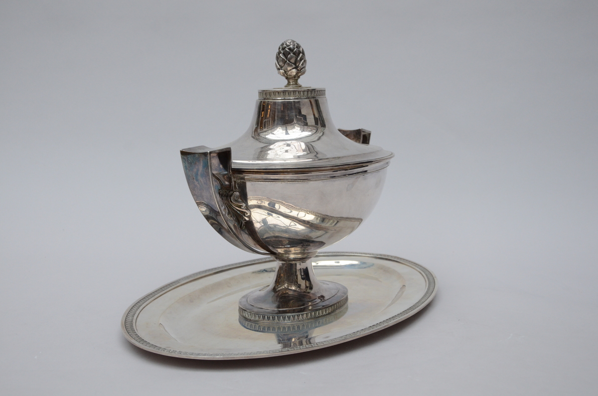 A silver soup tureen with tray (50x33cm) - Bild 2 aus 6