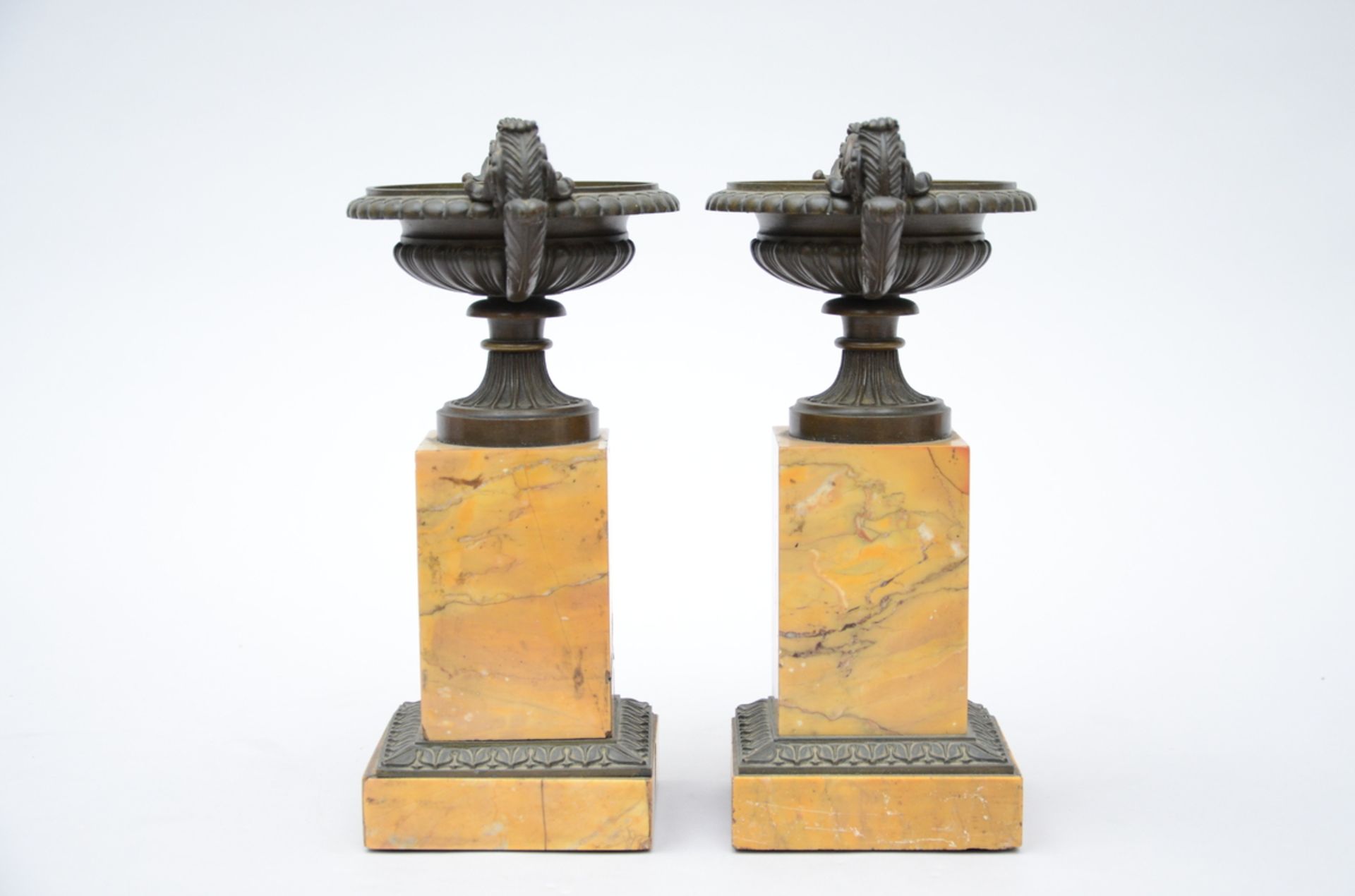 A pair of bronze tazzas on a foot in Sienna marble, Charles X (h27cm)(*) - Image 2 of 7