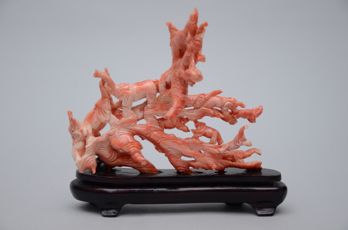 A Chinese sculpture in coral 'elephants', early 20th century (15x16.5cm) (*)