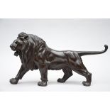 Japanese bronze sculpture 'lion', Meiji period (32x59x13cm)