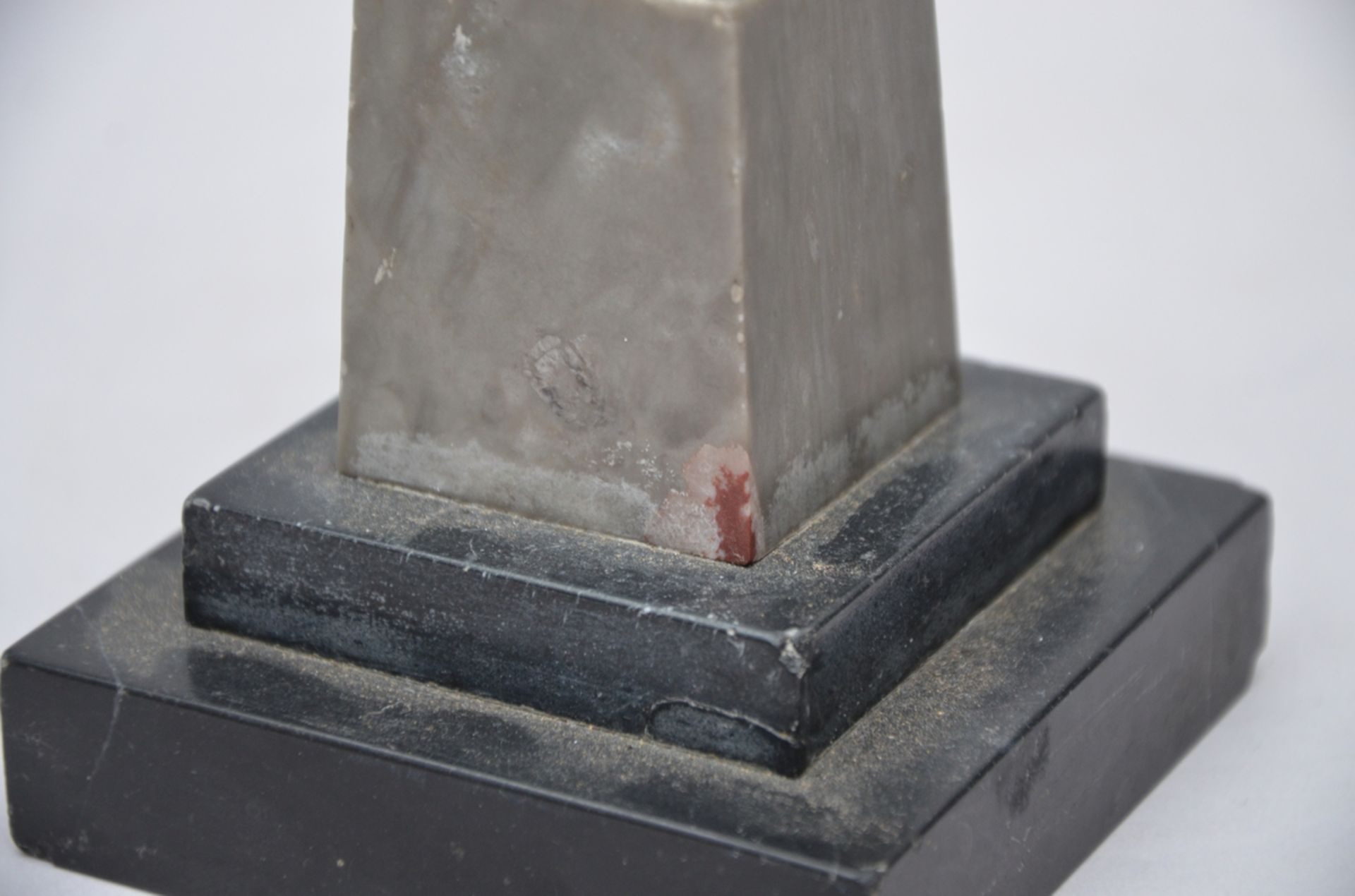 A pair of marble obelisks, 19th century (h27cm) - Image 2 of 4