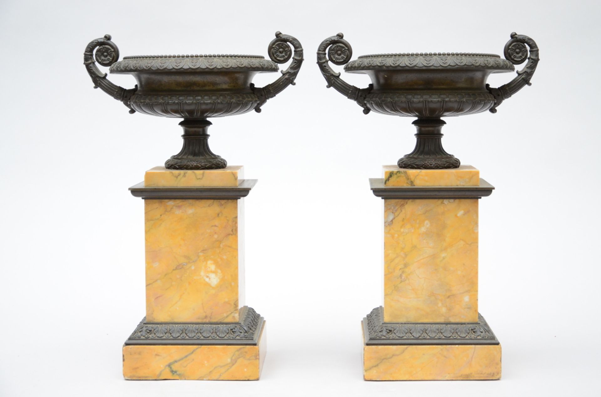 A pair of bronze tazzas on a foot in Sienna marble, Charles X (h36cm)