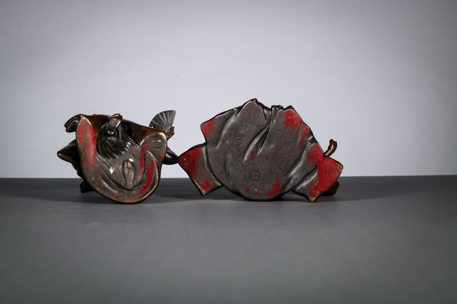 Two Japanese bronze sculptures 'geishas', Meiji period, signed (h18-30cm) - Image 3 of 4