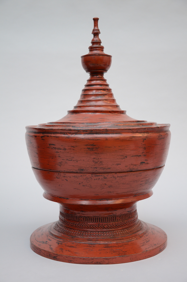 Lot: 2 stupas in red lacquer (h51-78cm) - Image 2 of 4