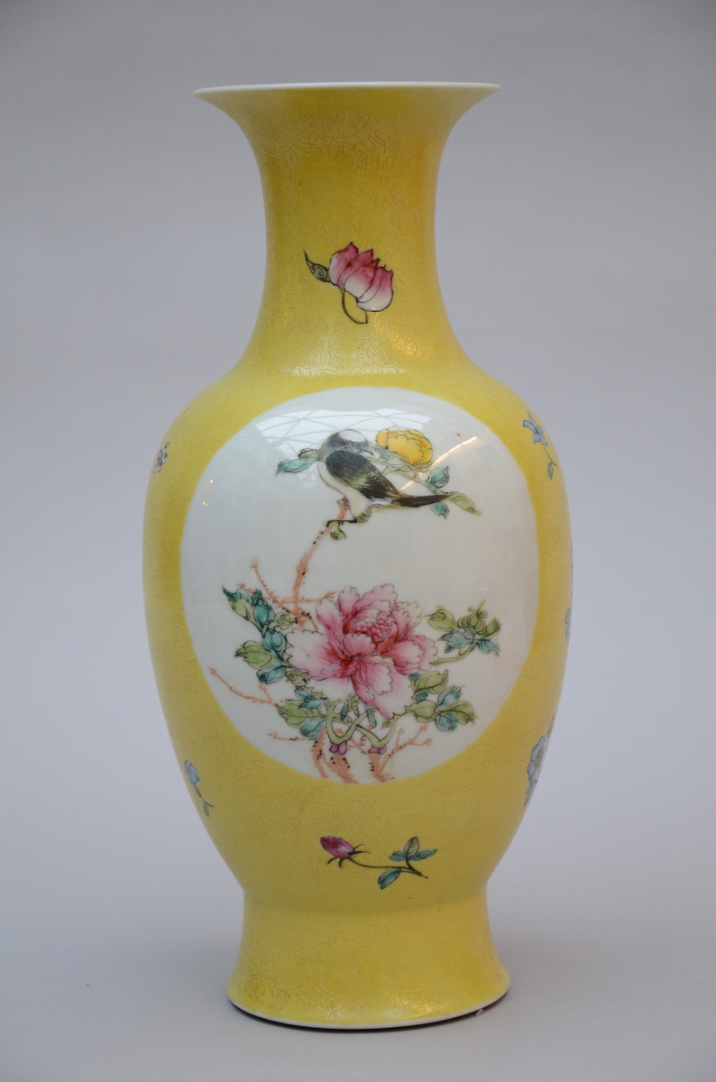 Yellow vase in Chinese famille rose porcelain 'graviata' (H40cm)