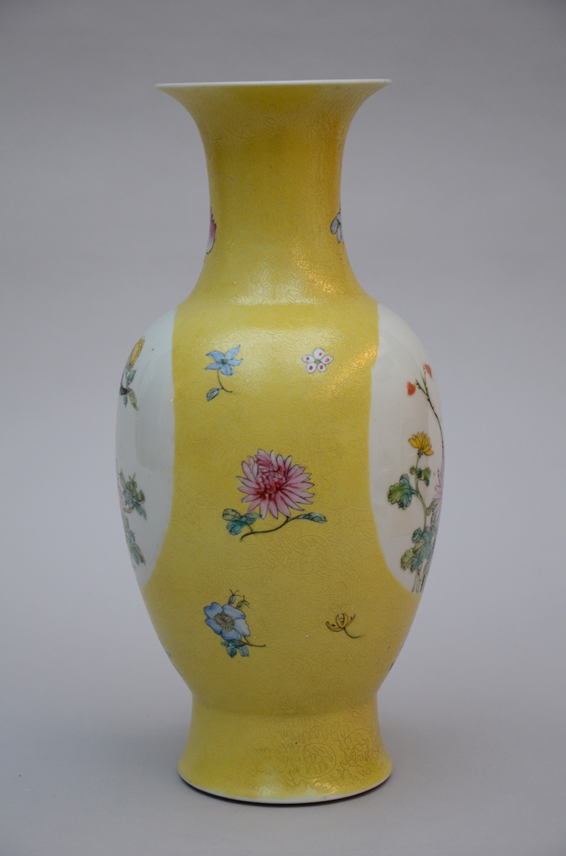 Yellow vase in Chinese famille rose porcelain 'graviata' (H40cm) - Image 2 of 5