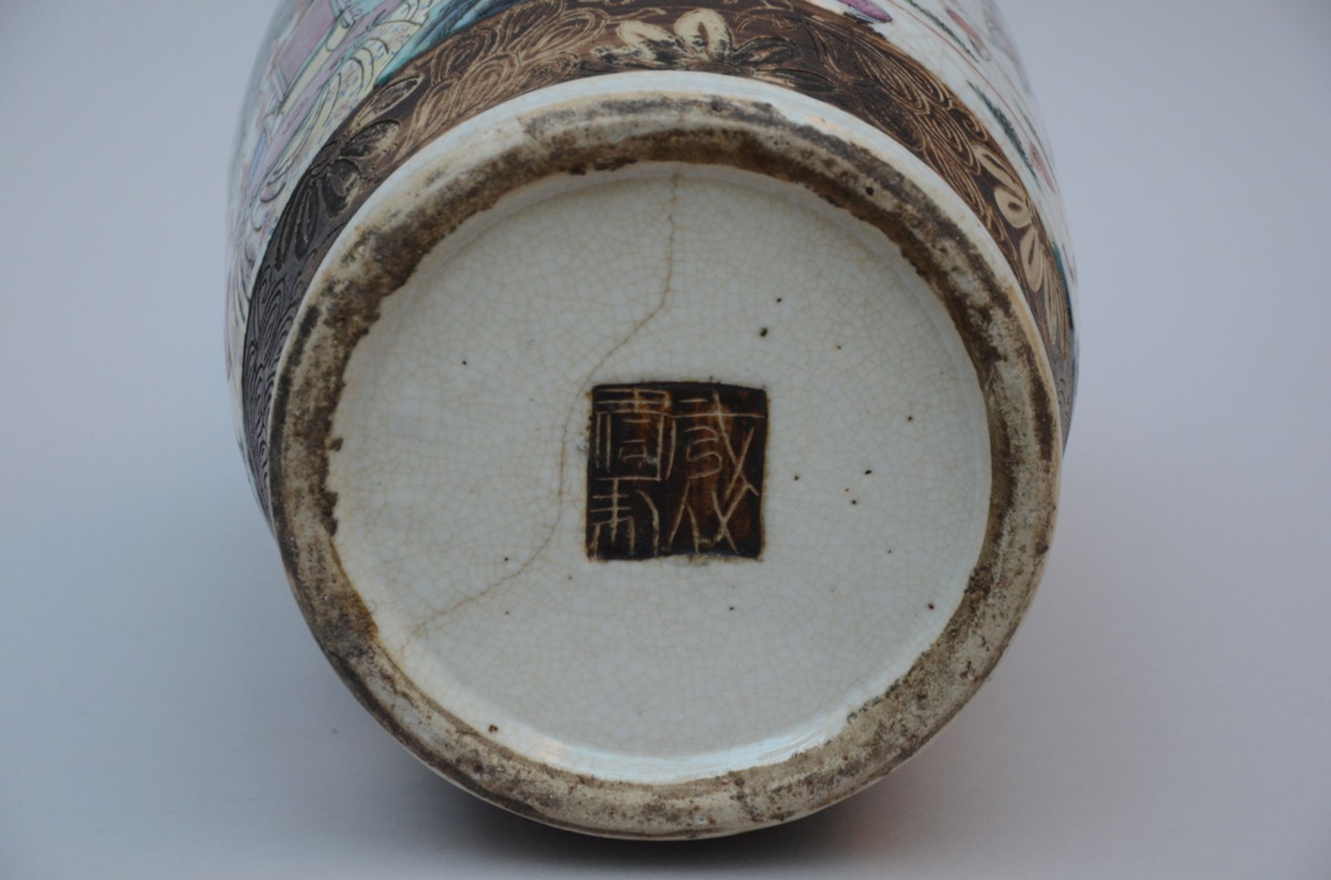 A Chinese vase in Nankin porcelain 'warriors' (h60cm) (*) - Bild 5 aus 5