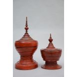 Lot: 2 stupas in red lacquer (h51-78cm)
