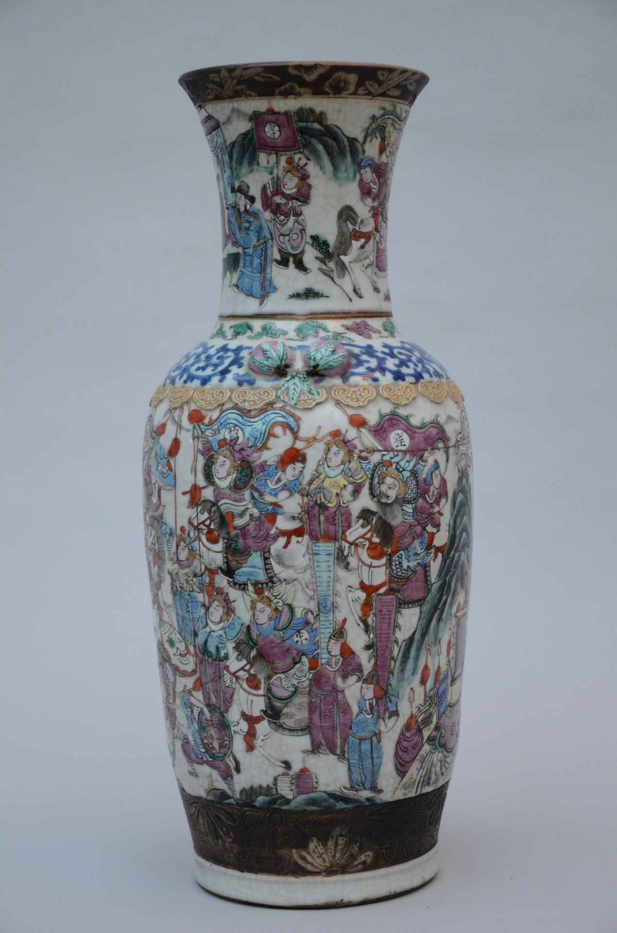 A Chinese vase in Nankin porcelain 'warriors' (h60cm) (*) - Bild 2 aus 5