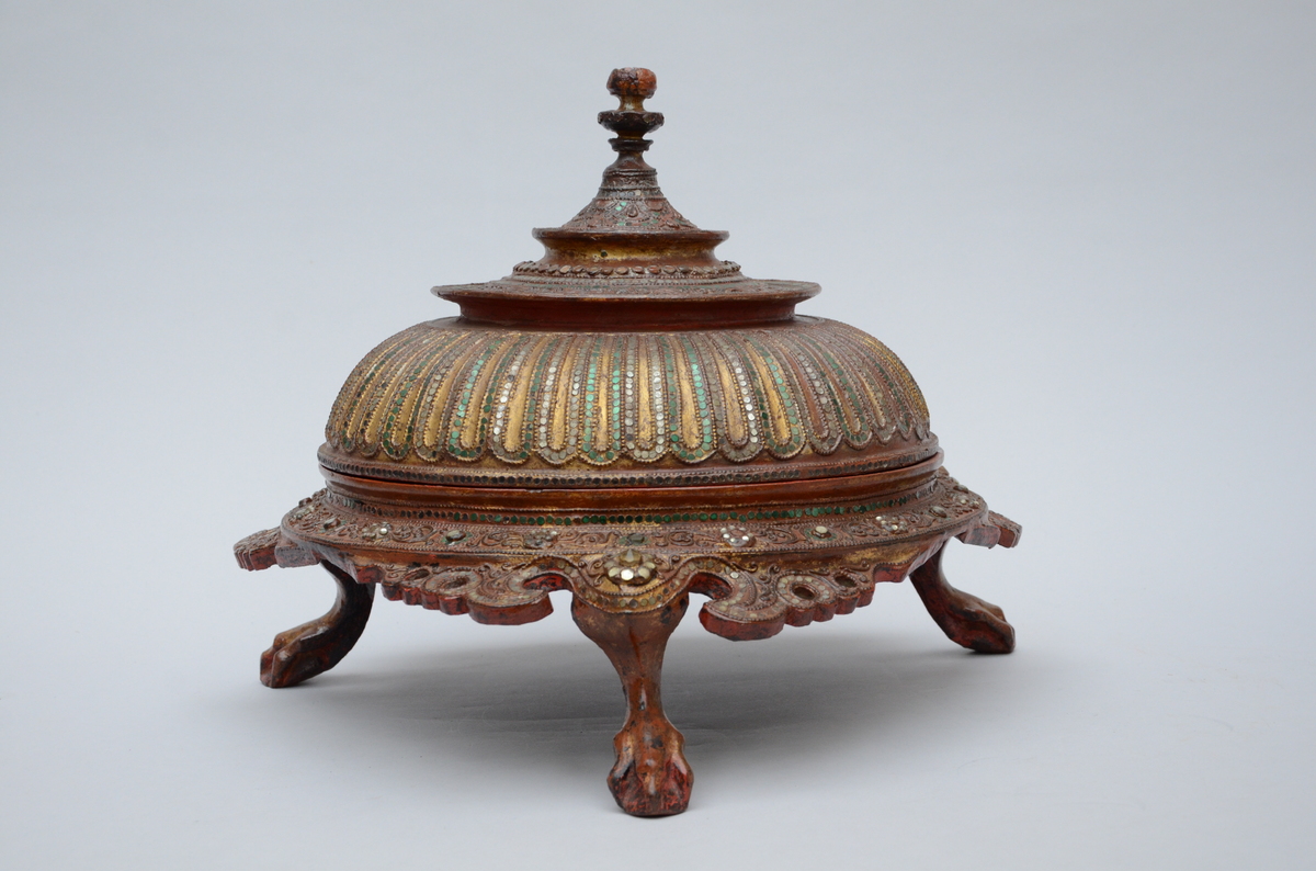 A Thai dish with lacquer decorated with mirror glass (h40cm)