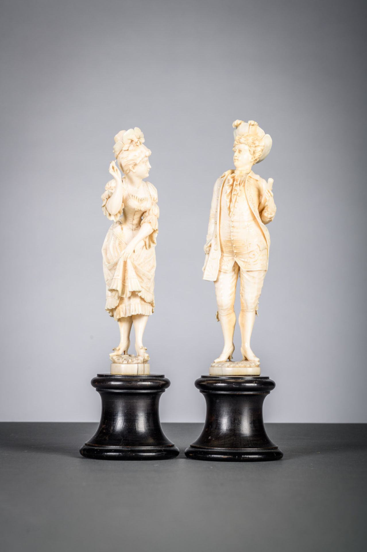 A pair of ivory figures, Dieppe 19th century (H20cm)