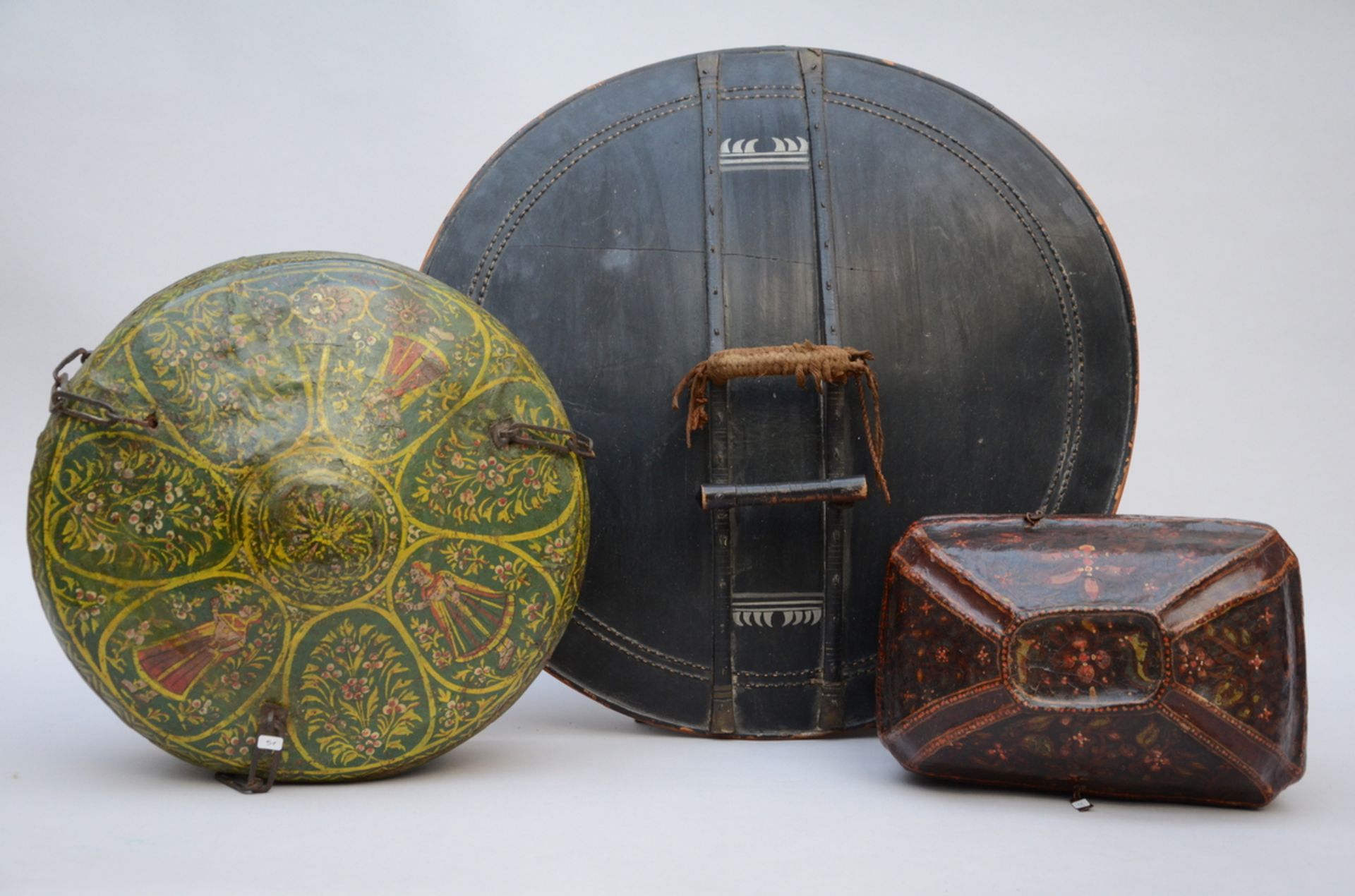 Lot of 3 objects in lacquer: shield (dia59cm) 2 Indian boxes (h20x29x19cm) (h23xdia34cm) - Bild 2 aus 3