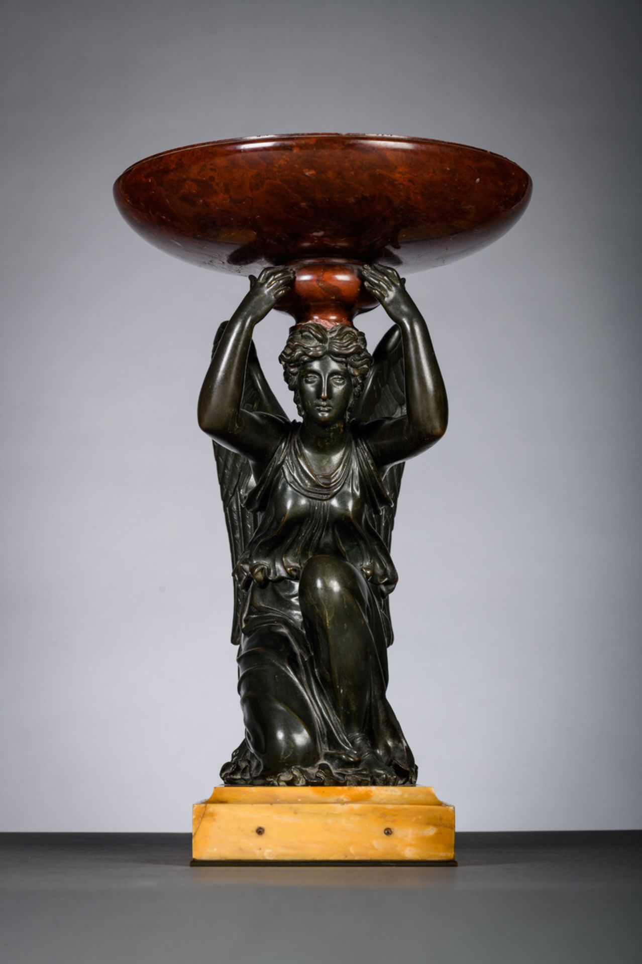 A decorative tazza in bronze and marble 'angel', 19th century (h39cm) (*) - Image 2 of 5