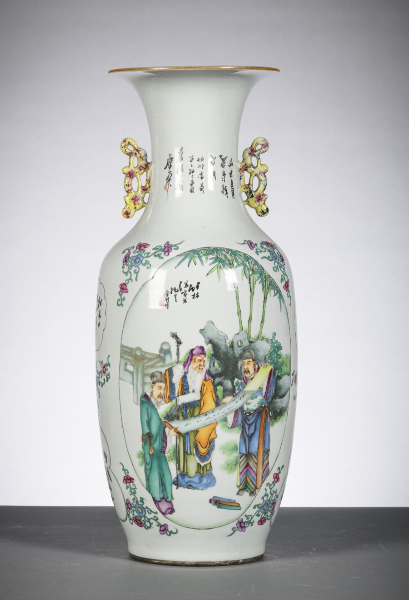 Chinese porcelain vase with double decoration 'sages inspecting paintings' (h59.5 cm) - Bild 3 aus 6