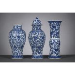 Three piece set in Chinese blue and white porcelain, Kangxi period (h52 - 43cm) (*)