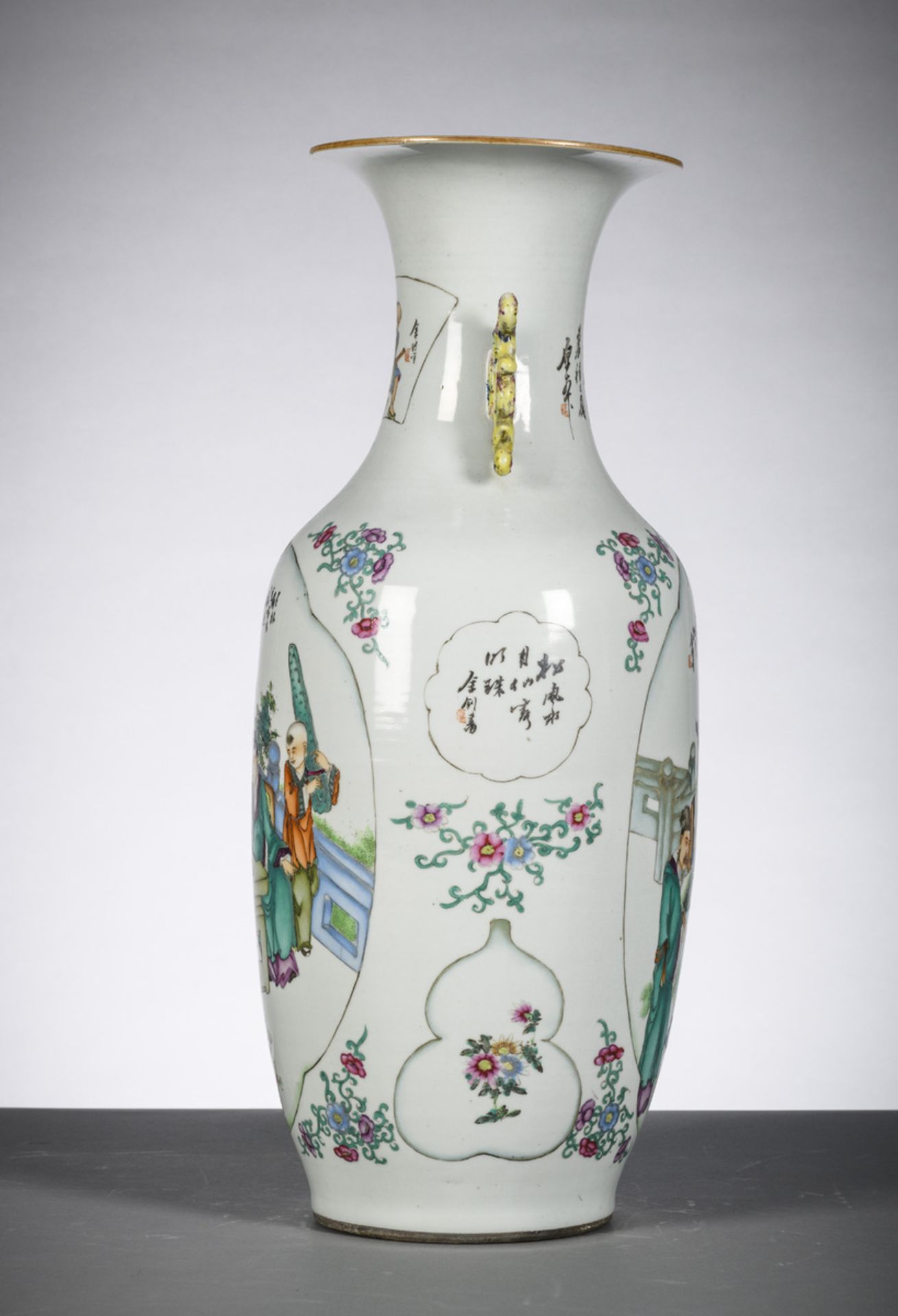Chinese porcelain vase with double decoration 'sages inspecting paintings' (h59.5 cm) - Bild 4 aus 6