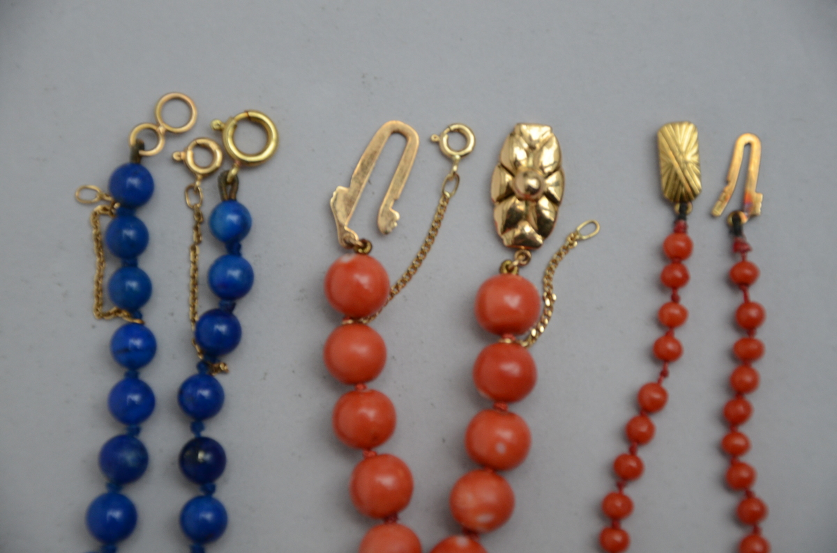 Lot: 2 necklaces in coral and 1 in lapis lazuli (length 58-62cm) - Image 2 of 3