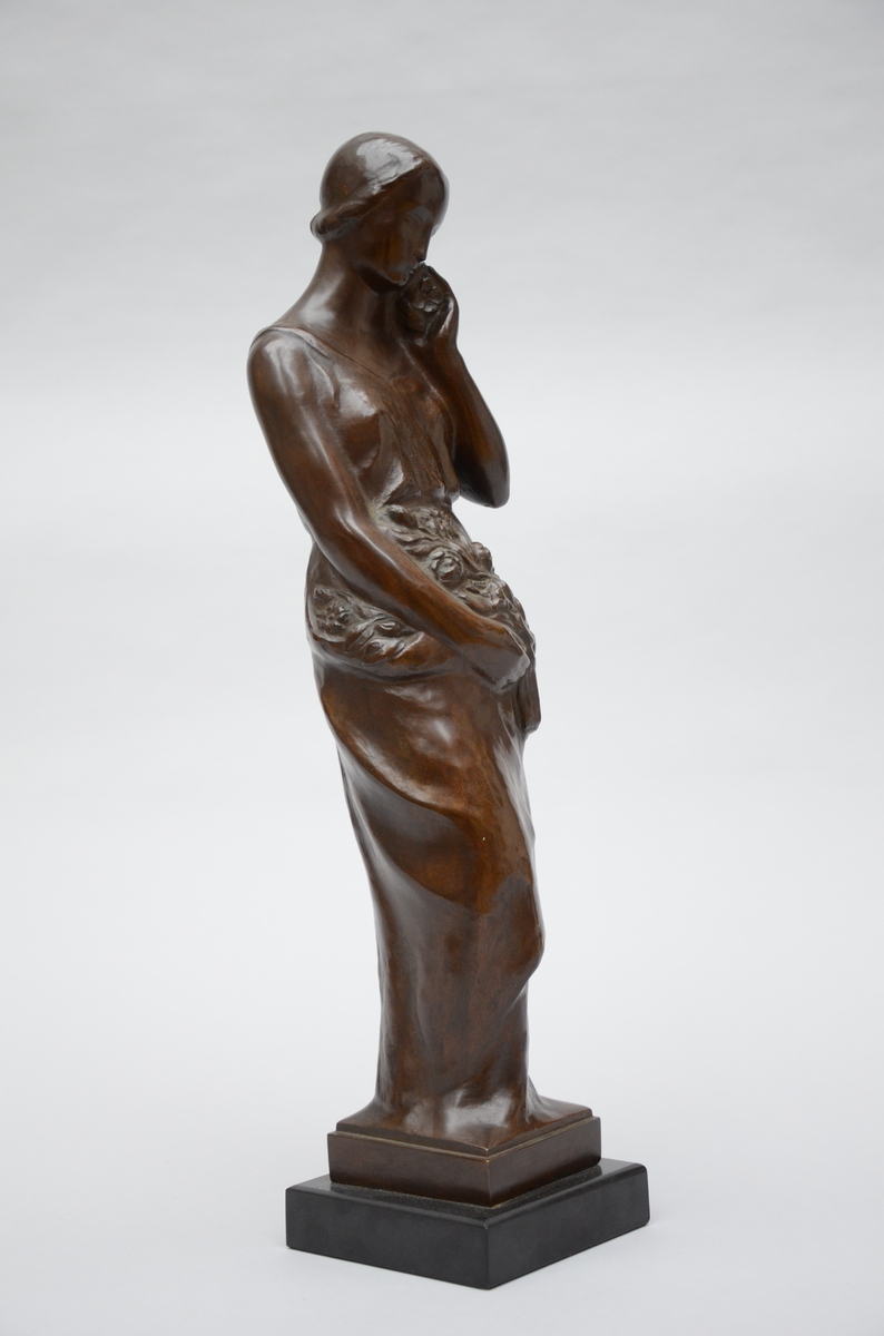 Leon Sarteel: bronze sculpture 'girl with flowers' (h52cm) - Image 2 of 4