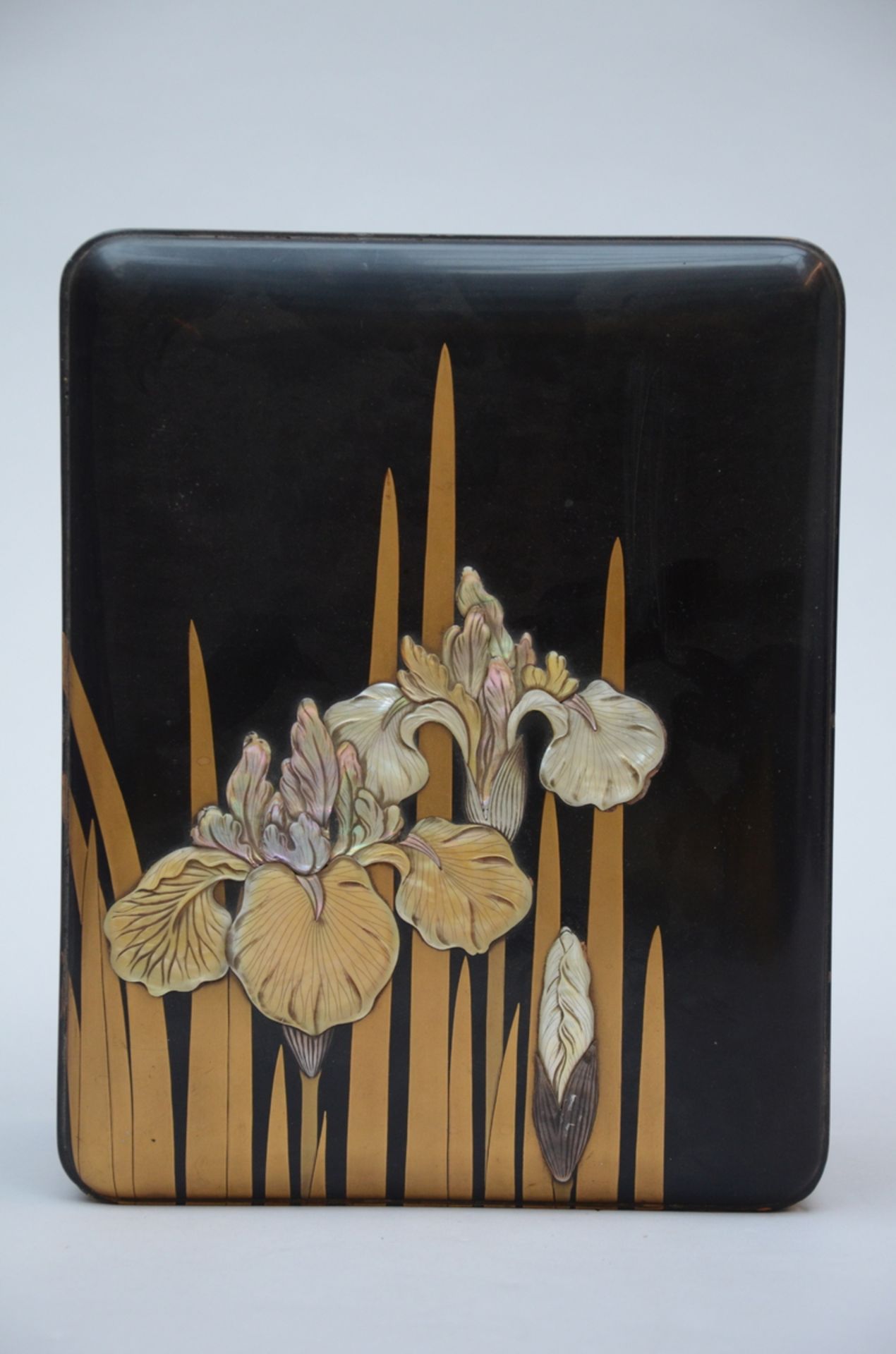 A fine Japanese lacquer box with mother-of-pearl decoration, Meiji period (h31x25cm) - Image 2 of 6