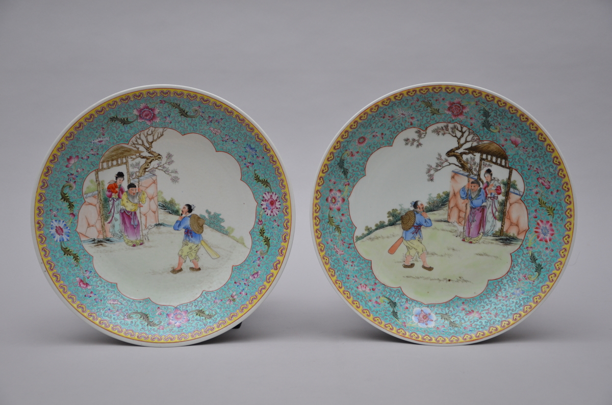 A pair of Chinese dishes 'travellers' (dia 33cm)