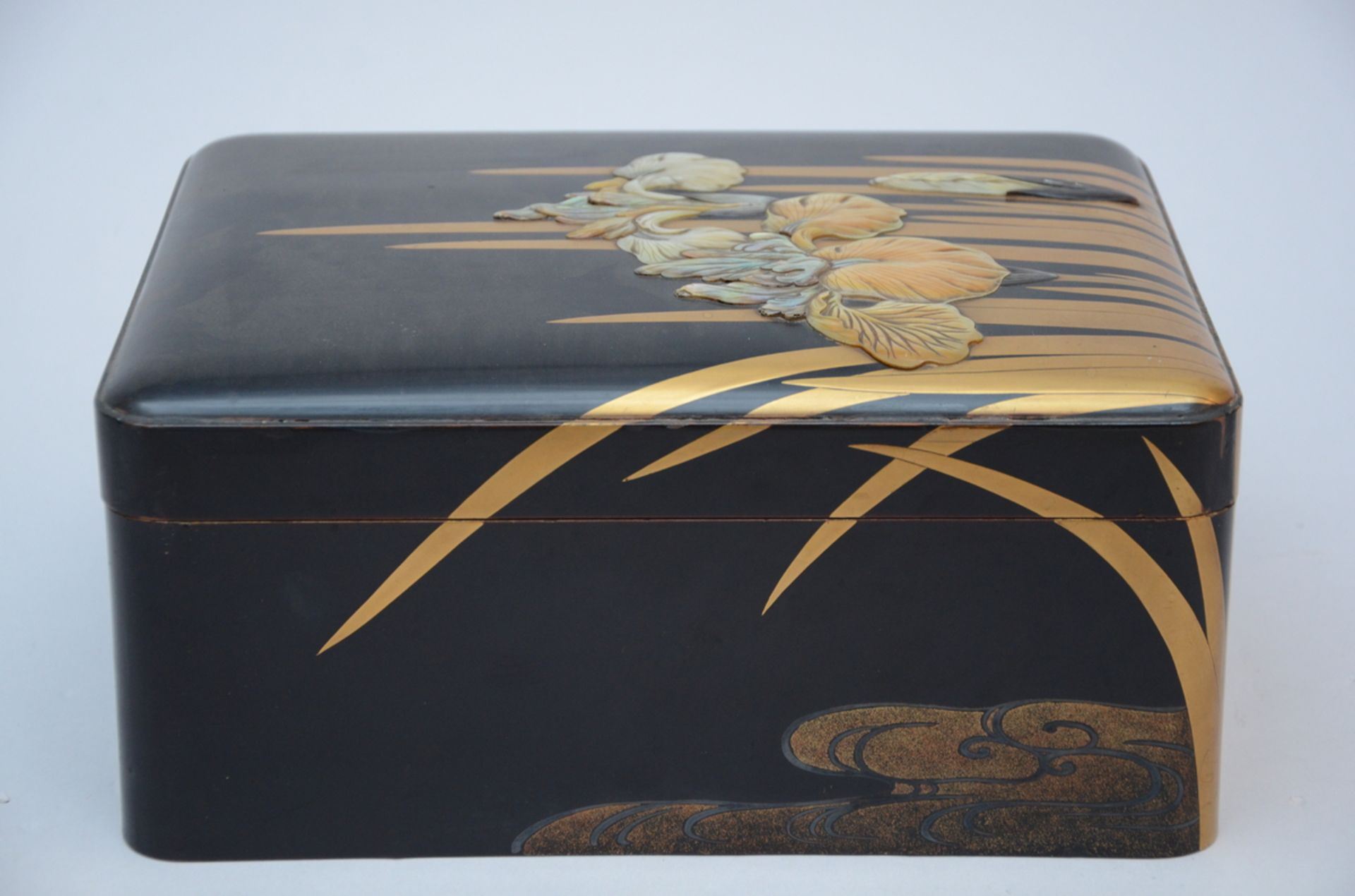 A fine Japanese lacquer box with mother-of-pearl decoration, Meiji period (h31x25cm) - Image 3 of 6
