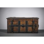 A painted iron chest, 17th century (36x75x38cm)