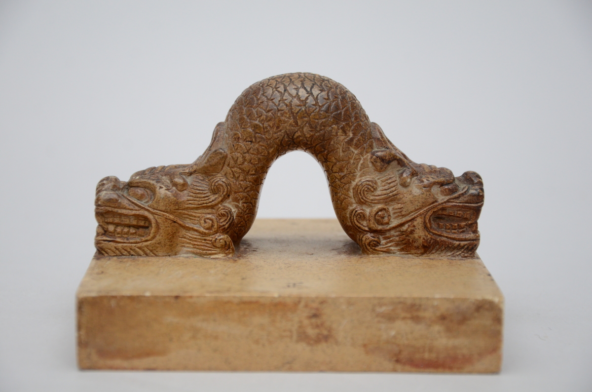 A Chinese seal 'dragon' (7x12x12cm)