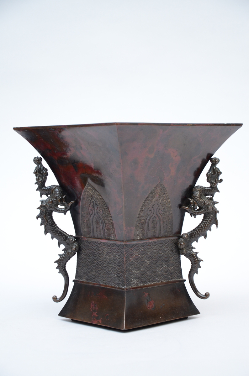 A square vase in lacquered bronze, Japan (h26cm)