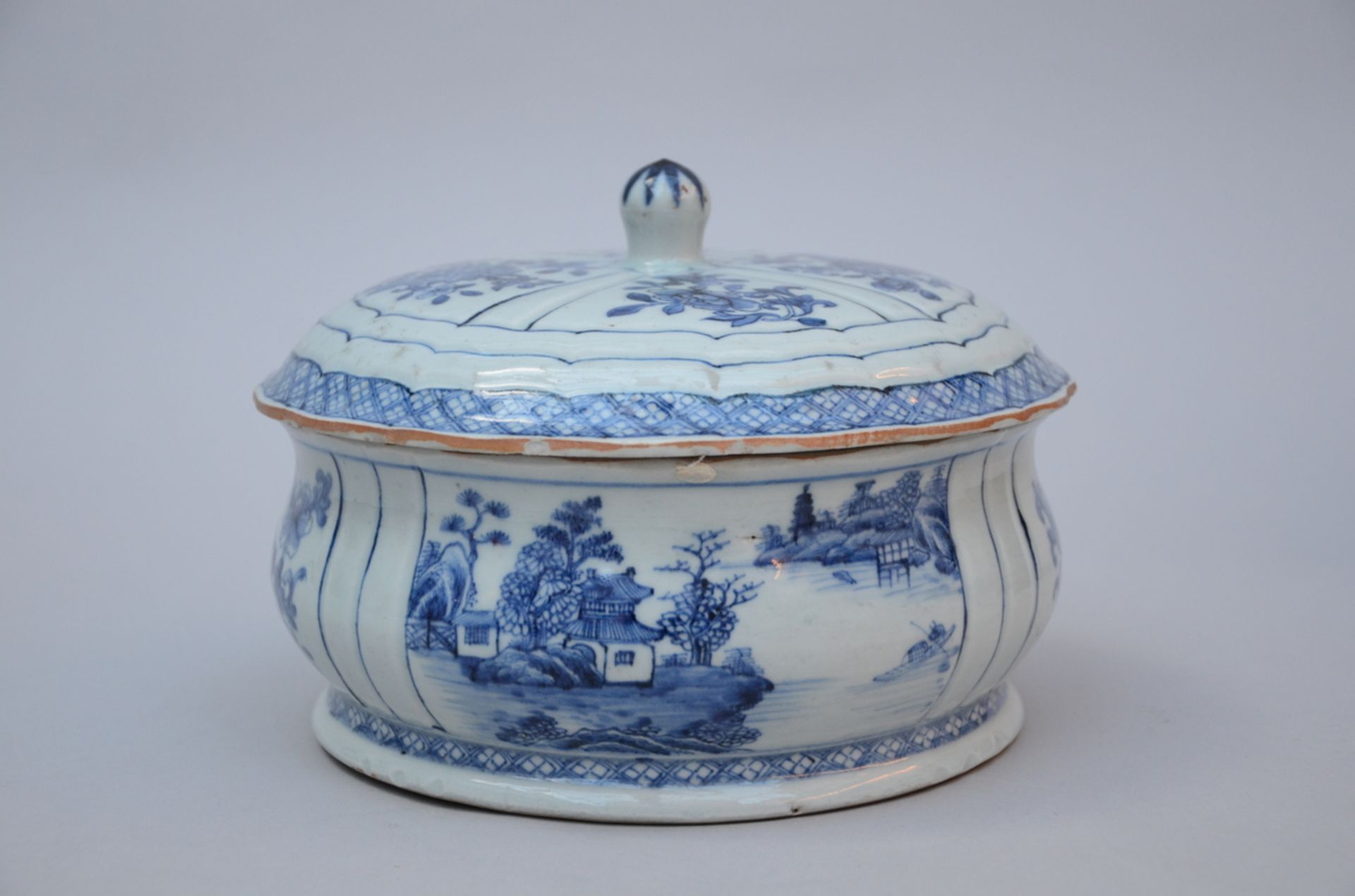 Chinese blue and white tureen with lid, 18th century (15x21cm) (*) - Image 2 of 5