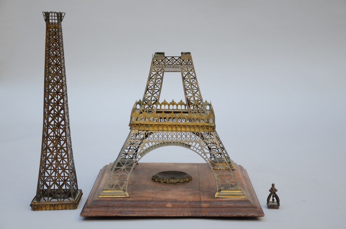 Model of the Eiffel Tower made by 'Usine métallurgique parisienne' run by Gustave Eiffel (h60cm) - Image 4 of 6