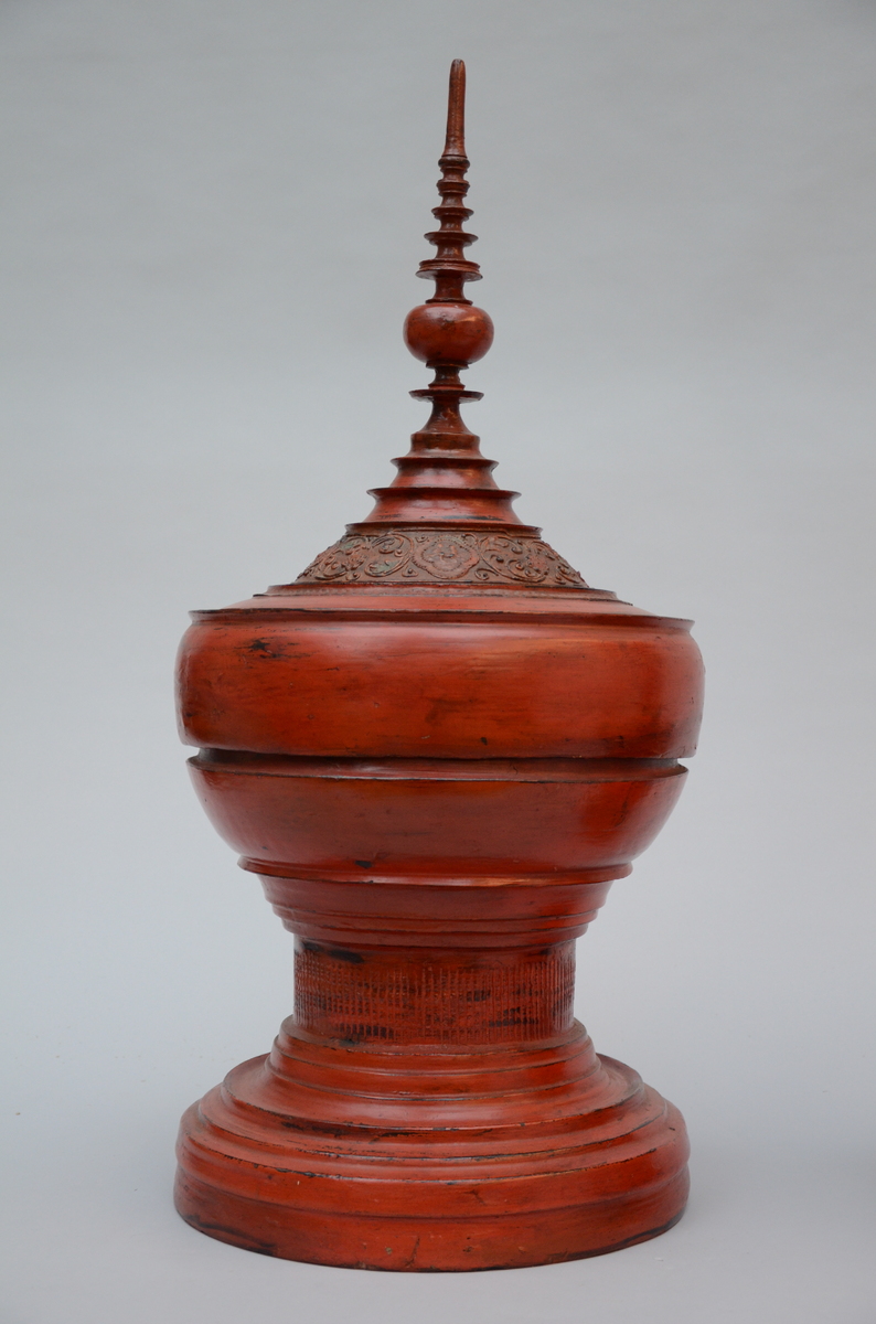 Lot: 2 stupas in red lacquer (h51-78cm) - Image 3 of 4