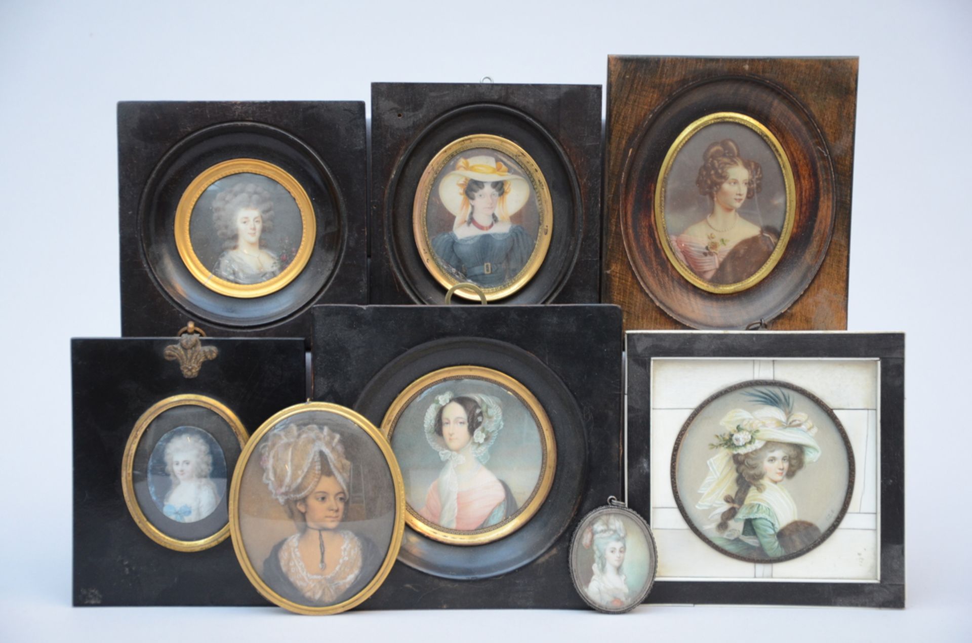 Lot: 8 miniatures 'ladies portraits' (dia 9 to 4 cm)