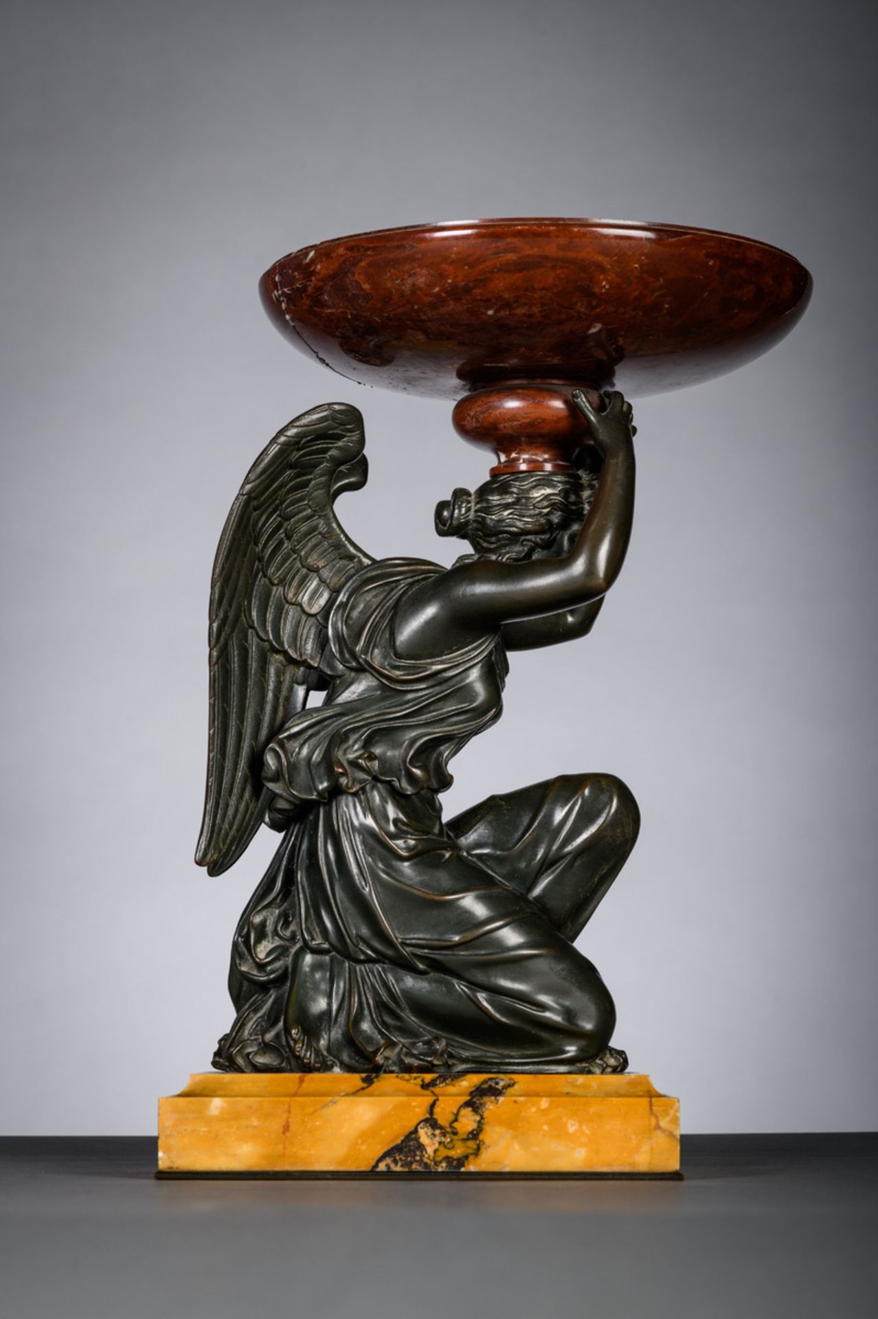 A decorative tazza in bronze and marble 'angel', 19th century (h39cm) (*) - Image 3 of 5