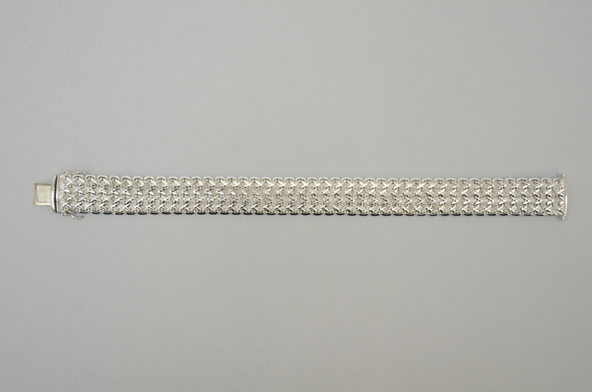 A bracelet in white gold (18kt)