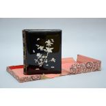 Japanese album in lacquer and mother-of-pearl with postcards (27x23cm) (*)